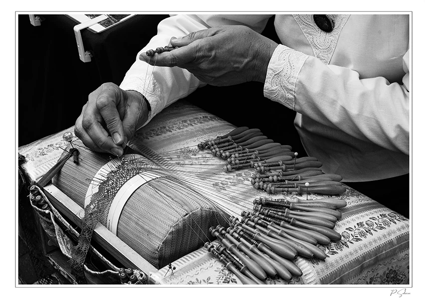 Les mains d'une brodeuse