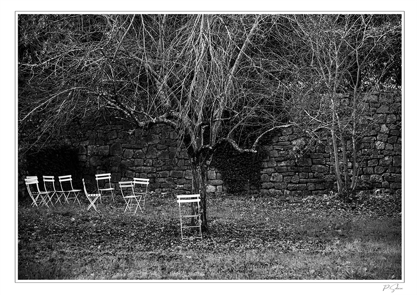 Jardin avec des chaises vides